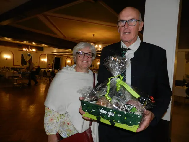 Doris, Anton Kern gewannen einen Korb bei der Mitternachts tombola | Foto: Heribert Punz