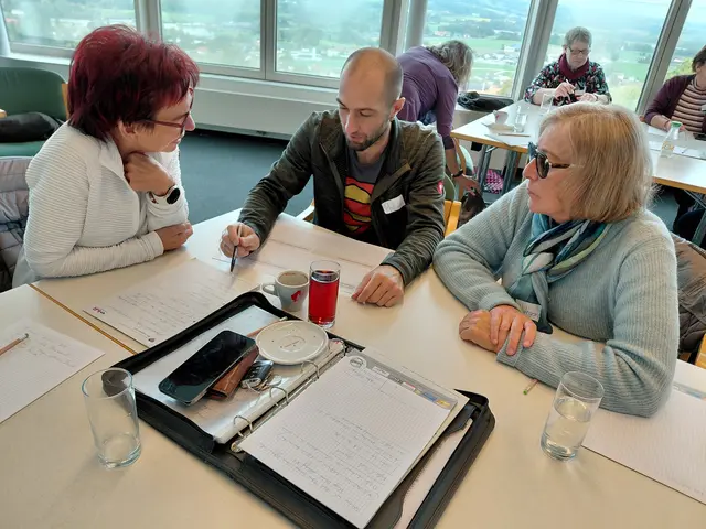 Der Ortsverein Adlwang im eifrigen Austausch. | Foto: Zeitbank Dachverband