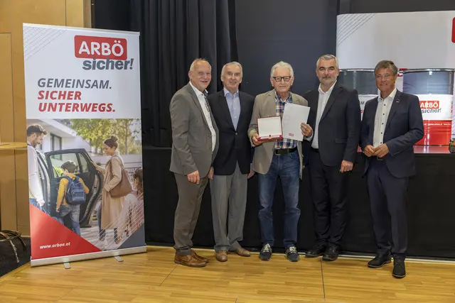 Josef Trimmel (Mitte) vom ARBÖ-Ortsklub Schattendorf wurde mit der Goldenen Ehrentafel für seine jahrzehntelange Tätigkeit ausgezeichnet. | Foto: ARBÖ / Robert Brünner