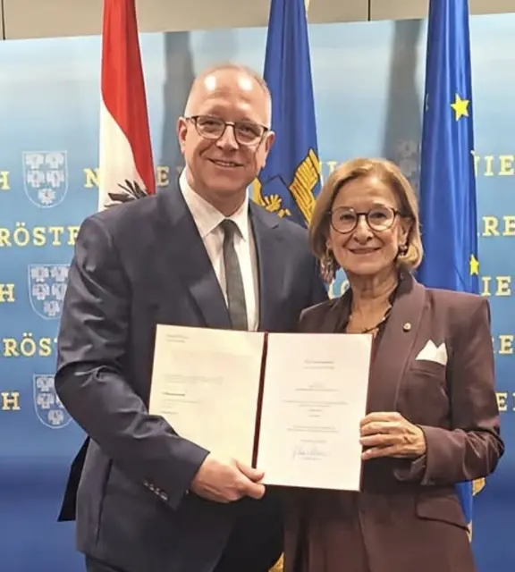 Landeshauptfrau Johanna MIkl-Leitner verlieh Michael Kropf, dem Präsidenten des Österreichischen Tanzrates und ehemaligem Ballett-Chef der Bühne Baden, den Titel "Professor". | Foto: privat