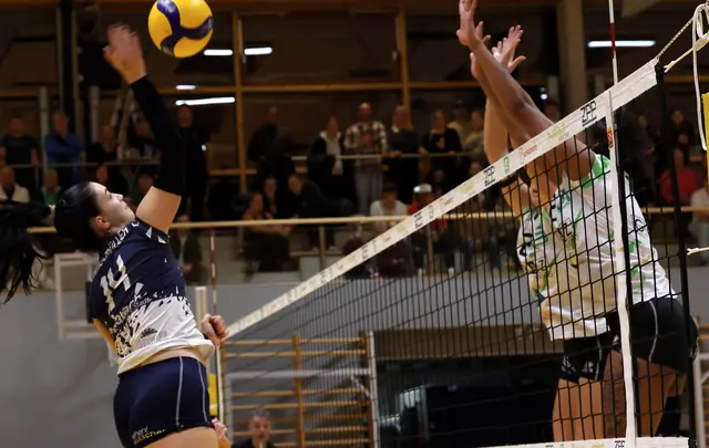 Magdalena Schmolmüller (Erzbergmadln) im Duell gegen Victoria Barret (UVC Graz) | Foto: GEPA pictures/Hans Oberländer