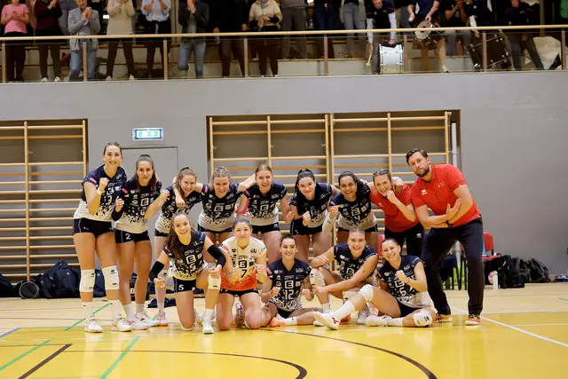 Die Erzbergmadln und ihr Trainerteam Michael Murauer und Anna-Lena Bruchmann holen sich den Sieg im Steirerderby gegen UVC Holding Graz. | Foto: GEPA pictures/Hans Oberländer