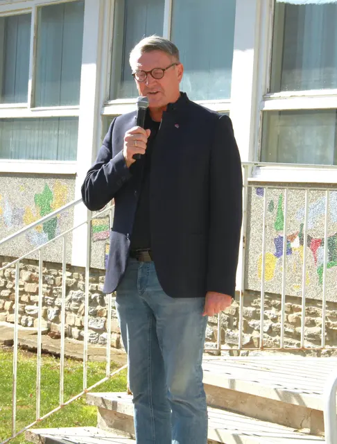 OSG-Vorstand Alfred Kollar präsentierte die Projekte Startwohnungen, Sozialkompetenzzentrum und Dorfplatzgestaltung.  | Foto: Peter Seper