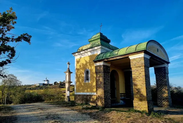 Die Kümmerlkapelle (auch Kümmerlkapelle oder Krümmerlkapelle) in Retz (Niederösterreich) ist ein kleines, denkmalgeschütztes Klinker-Heiligtum an einem Feldweg nahe der Windmühle. 
     | Foto: Manuela Jeindl