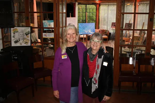 Grafikerin Christa Mayer und Malerin Barbara Katzenschlager luden zur Ausstellung ihrer Werke in die Villa Kunterbunt in der Pfalzau.
