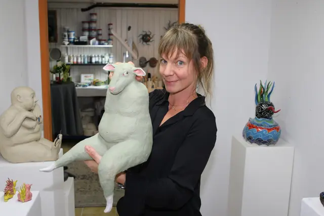 Die Art Künstlerin Olivia Weiss mit ihrer Steinzeugskulptur: "zwischen den Stimmen"