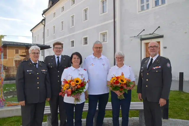 Veronika Bauer und Karla Moser-Gautsch mit Abteilungskommando Mauterndorf Andreas Gürtler, Simon Mauser, Arnold Wagne | Foto: Rotes Kreuz Salzburg - Lungau