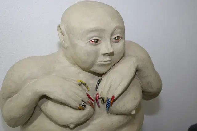  "Sigi ohne Nabel" zeigt eine Facette der Modetrends in Sachen Netzhaut-Tattoo und Fingernägel.