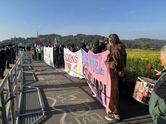 Aktivisten des linken Bündnisses „Widersetzen Wien“ demonstrierten vor der Gernot Arena gegen den FPÖ-Landesparteitag. | Foto: Anna Kaufmann