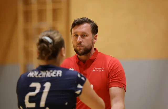 Nicole Leonie Holzinger (hier mit Heachcoach Michael Murauer) wurde zur wertvollsten Spielerin gewählt. | Foto: GEPA pictures/Hans Oberländer