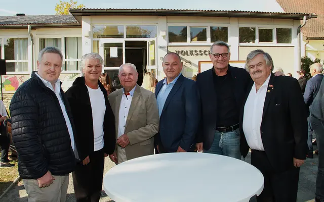 Klaus Glavanics, Bgm. Joachim Radics, Altbürgermeister Helmut Holper, Vizebürgermeister Roland Muhr, OSG-Vorstand Alfred Kollar und Altbürgermeister Hans Wallner bei der Projektpräsentation am alten Schulareal in Markt Neuhodis. | Foto: Peter Seper