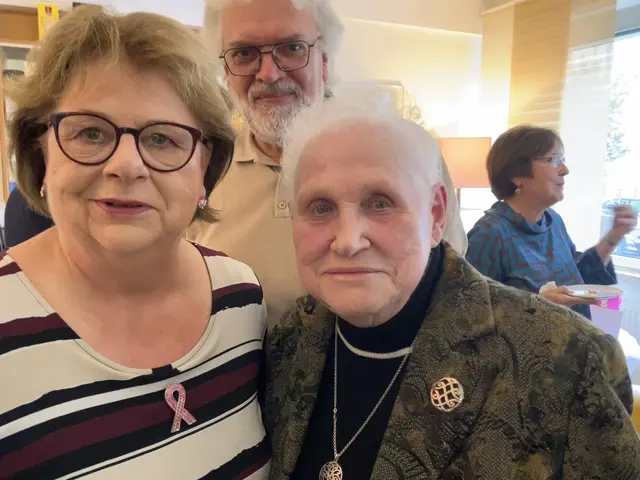 Das Ehepaar Gerlinde und Franz Brendinger mit der Mutter von Michael Kropf, Maria Kropf. | Foto: Stockmann