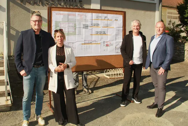 OSG-Vorstand Alfred Kollar, Ortsvorsteherin Bettina Balogh, Bürgermeister Joachim Radics und Vizebürgermeister Roland Muhr luden zur Infoveranstaltung "Ein Haus geht. Ein Ort bleibt" nach Markt Neuhodis. | Foto: Peter Seper