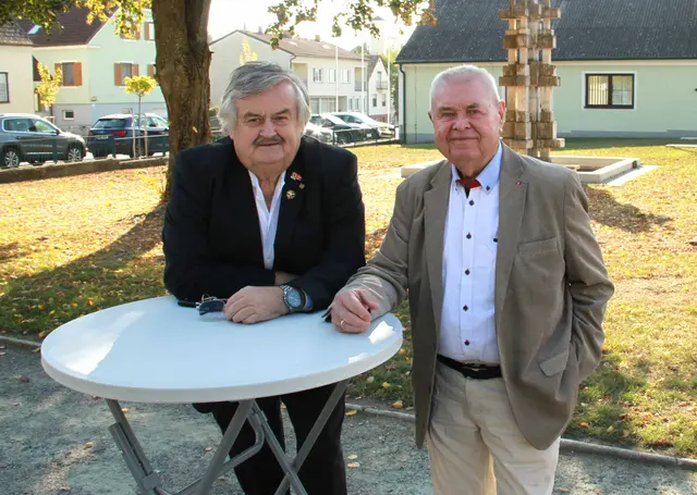 Die beiden Altbürgermeister Hans Wallner und Helmut Holper lauschten aufmerksam den Ausführungen von Alfred Kollar und Joachim Radics.  | Foto: Peter Seper