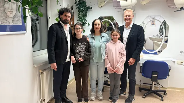 Abed Hasheesho hat sich in Gramastetten eine berufliche Zukunft aufgebaut und 2025 die Meisterprüfung als Friseur bestanden. | Foto: Gemeinde Gramastetten