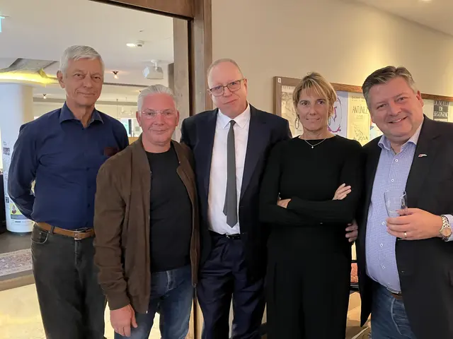 von links: Helmut Steiner, Kassier beim Tanzrat, Paul Leitenmüller, Michael Kropf, Sandra Sagmeister und Vizebürgermeister Markus Riedmayer. | Foto: Stockmann