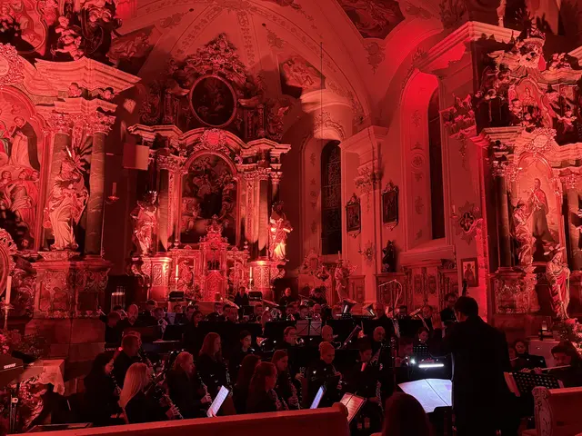 Unter dem Motto „Perspektiven“ gastierte das Ensemble unter der musikalischen Leitung von Thomas Jehle am 17. Oktober in der Pfarrkirche Kappl.  | Foto: Elisabeth Zangerl