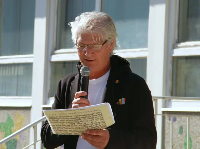 Bürgermeister Joachim Radics las aus der gefundenen Zeitkapsel aus dem Jahr 1969 und fand vor welchen Herausforderungen Bürgermeister Fikis und der Gemeinderat damals standen.  | Foto: Peter Seper