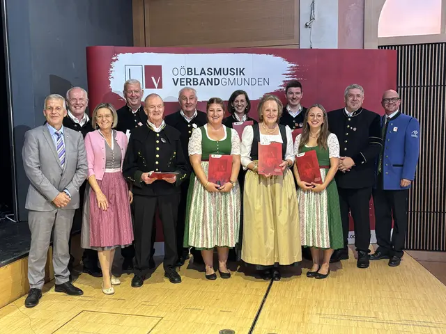 1. Reihe v.l.n.r.: OÖBV-Vizepräsident Roland Fellner, Bürgermeisterin Ines Schiller, Franz Altenberger, Stephanie Lichtenegger, Maria Waldhör-Spießberger, Lisa-Maria Gschwandtner
2. Reihe v.l.n.r.: Obmann Artur Höllwerth, Ehrenkapellmeister Josef Morbitzer, Ehrenobmann Alois Wiesauer, Anna Morbitzer-Sassi, Florian Hödlmoser, Kapellmeister Michael Höllwerth, Bezirksobmann Markus Resch