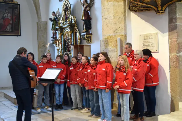 Die Kinder der Jugendgruppe beim Chor-Singen in der Kirche | Foto: Rotes Kreuz Salzburg - Lungau