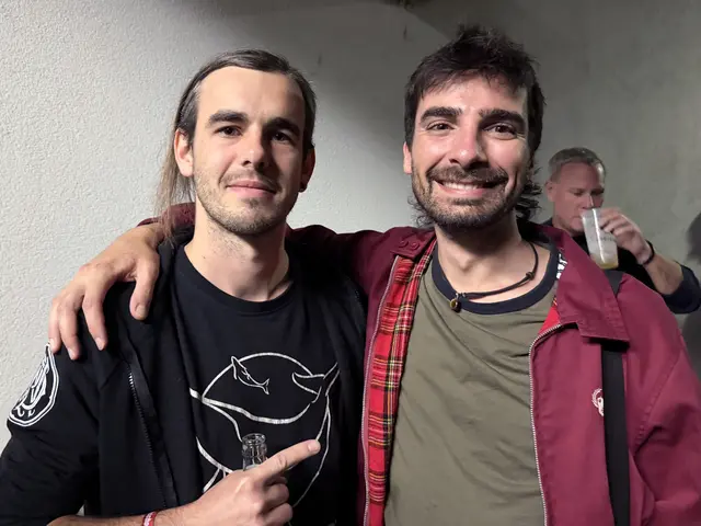 Vereinsmitglied Manuel Wietter und Albert Grane freuten sich über die vielen Leute und auf den Auftritt von NoRMAhl. | Foto: Petra Ortner