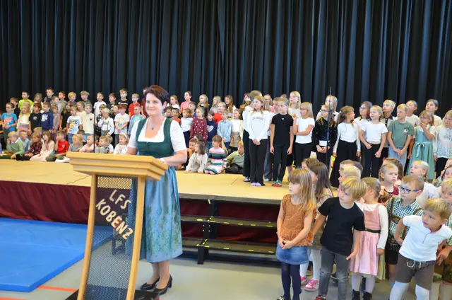 Bürgermeisterin Eva Pickl und der Kobenzer Nachwuchs.