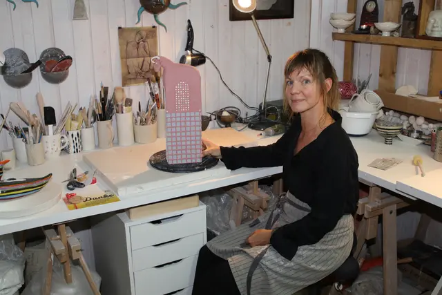 Art Künstlerin Olivia Weiss in ihrer Werkstätte. Natürlich entstehen laufend neue Skulpturen. Ihrer Fantasie sind keine Grenzen gesetzt, so entsteht Stück für Stück. Wir lassen uns gerne überraschen.