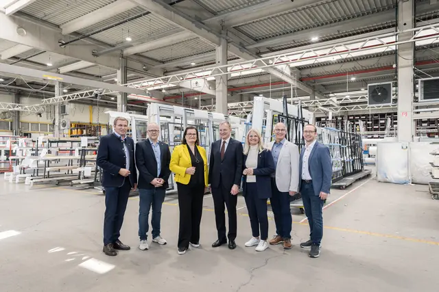 Landeshauptmann Stelzer war bei seiner Bezirkstour zu Besuch bei Internorm in Sarleinsbach. V. l.: Landtagsabgeordneter Georg Ecker, Betriebsleiter Christoph Jungwirth, Eigentümervertreterin Anette Klinger, Landeshauptmann Thomas Stelzer, Landtagsabgeordnete Gertraud Scheiblberger, Bürgermeister Roland Bramel und Vizebürgermeister Josef Höglinger. | Foto: ÖVP