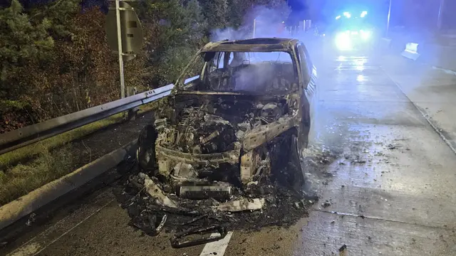 Das Fahrzeug brannte nahezu vollständig aus. | Foto: Feuerwehr Friessnitz Rosenbach