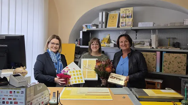 Bild (v.l.): Andrea Kos, Postpartner-Betreuerin der Österreichischen Post, Nicole Lamprecht, Betreiberin des Postpartners, und Elisabeth Lobnik, Bürgermeisterin der Gemeinde Eisenkappel-Vellach | Foto: Österreichische Post