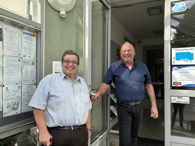 Bürgermeister Franz Stockinger (rechts) und Amtsleiter Rainer Wokatsch sprechen über Bauprojekte und die lebendige Dorfgemeinschaft. | Foto: MeinBezirk/Anja Kern