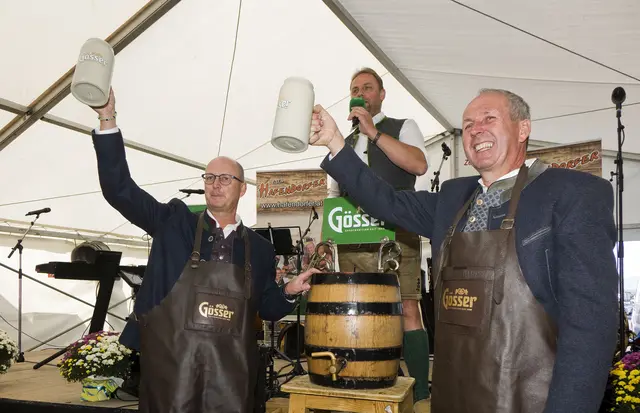 Gelungener Bieranstich von Fritz und Peter Mayer.