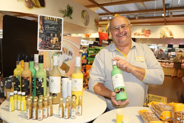 Ein Mann mit Flaschen in einem Supermarkt