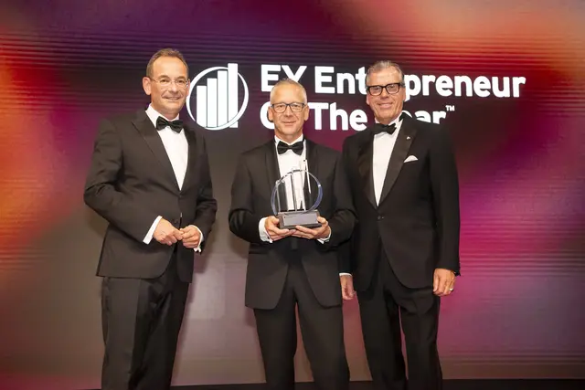 Volker Fuchs mit Erich Lehner (Program Partner EY Entrepreneur Of The Year Österreich) und Christian Pochtler (Präsident der IV Wien) bei der Verleihung des EY Entrepreneur Of The Year 2026 in der Wiener Hofburg | Foto: EY/Robert Herbst