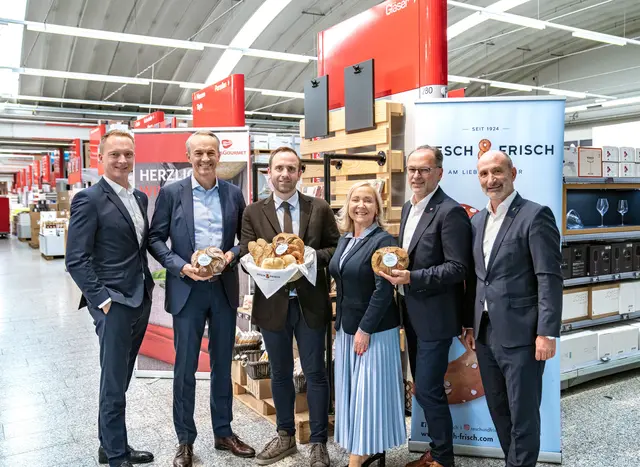 Bernhard Prechtl, Geschäftsführer Finance Resch&amp;Frisch; Manuel Hofer, Geschäftsleiter Einkauf, Category-Management und Finanzen bei Transgourmet; Georg Resch, Eigentümer und Geschäftsführer Resch&amp;Frisch; Mag. Sabine Schgör, Geschäftsführerin Sales Resch&amp;Frisch; Thomas Panholzer, Geschäftsführer Transgourmet Österreich und Wolfgang Friessnegg, Geschäftsführer Operations Resch&amp;Frisch. | Foto: Transgourmet Österreich