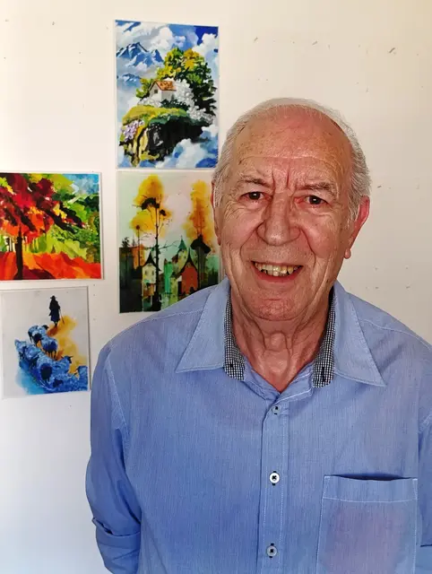 Arnold Rauchnagl bei der Übergabe seiner Bildersammlung an die Salzburger Kinderkrebshilfe.  | Foto: Salzburger Kinderkrebshilfe. 