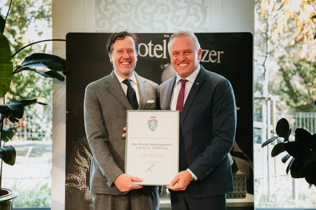 Florian Weitzer (l.) mit Landeshauptmann Mario Kunasek bei der Verleihung des steirischen Landeswappens | Foto: Paul Oberndorfer