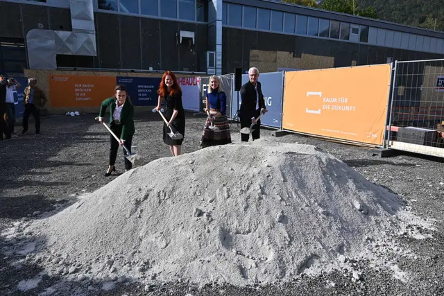 Geschäftsführerin der BIG, Christine Dornaus, Cornelia Hagele, Landesrätin für Bildung, Wissenschaft und Forschung, Elisabeth Mayr, Vizebürgermeisterin von Innsbruck und Manfred Lechner, Vizerektor der Universität Innsbruck (v.l.)  | Foto: Königer