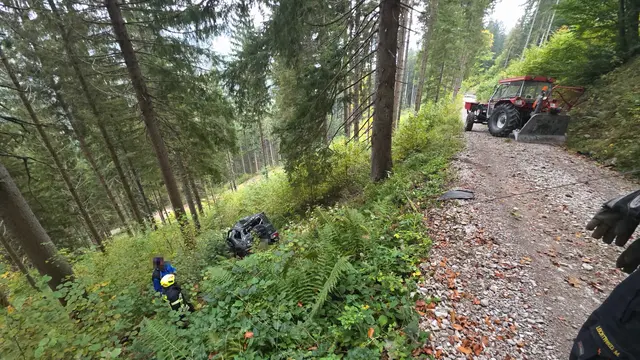 Mit Traktor und Seilwinde: Mithilfe eines örtlichen Landwirts konnte das Auto aus dem unwegsamen Hang gezogen werden. | Foto: DOKU-NÖ