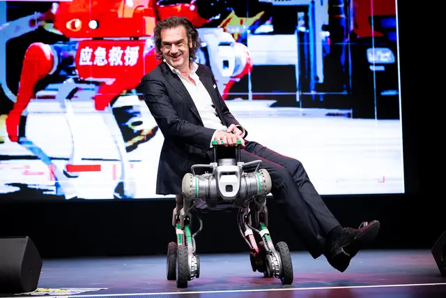 Nils Müller, CEO von TRENDONE, demonstrierte beim ILS Main Event 2026 in Graz auf humorvolle Weise die Möglichkeiten moderner Robotik. | Foto: CH-Photo