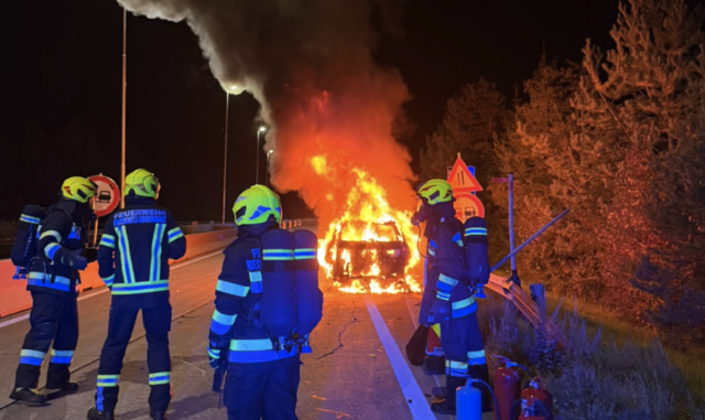 Rund einen Kilometer vor dem Karawankentunnel war ein Fahrzeug auf der A11 in Vollbrand geraten.  | Foto: Feuerwehr Friessnitz Rosenbach