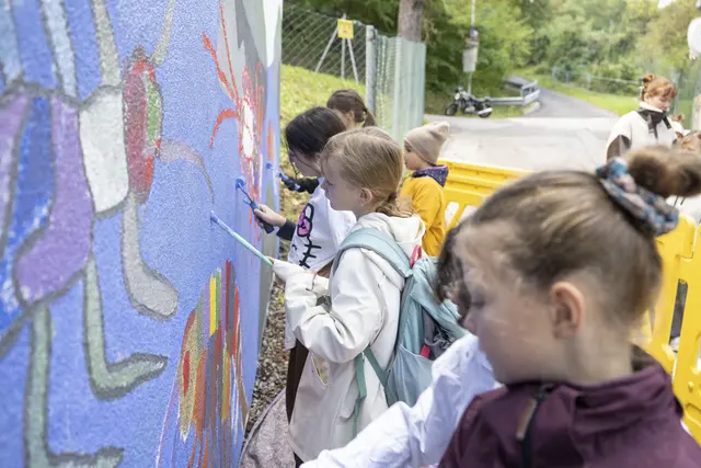 Die Klasse 3b der Praxisvolksschule der PH Tirol verwandelte das Pumpwerk Hohlweg in eine bunte Tierwelt.  | Foto: IKB