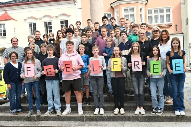 Die Schülerinnen und Schüler der WMMS freuen sich gemeinsam mit ihren Lehrkräften und Veranstalterin Bettina Buder auf die fünfte Auflage des Feel-Free-Ladens am 20. November. | Foto: Feel-Free-Laden