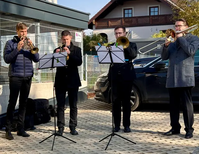 Eine Abordnung unter der Leitung von Harald Schuh spielte bei der Schlüsselübergabe auf. | Foto: Markus Kahrer