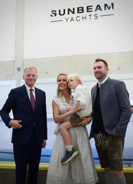 Landeshauptmann Thomas Stelzer, Beatrice Schöchl-Daumiller mit Sohn, und CEO Andreas Schöchl bei der Werfteröffnung. | Foto: Sunbeam Yachts
