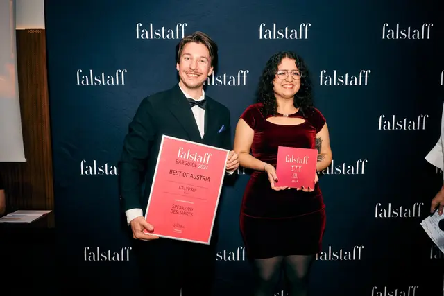 Ein Preis ging an die Calypso-Bar im 15. Bezirk, Márton Schroth nahm die Urkunde entgegen. Konkret wurde die Bar zur "Speakeasy Bar des Jahres" gekürt. | Foto: etzlfoto