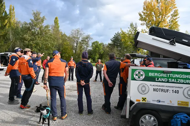  Für diese spezielle Übung am Kasernen-Gelände wurde die Bergrettung Salzburg von einem erfahrenen Ausbilder der Bergwacht Bayern unterstützt.  | Foto: Bergrettungshunde/Riedler