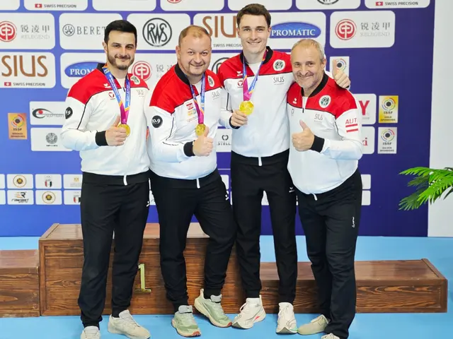 Andreas Thum (ganz links) konnte sich gemeinsam mit Alexander Schmirl (NÖ) und Patrick Diem (VBG), sowie ÖSB-Gewehrtrainer Franz Roth über den Mannschafts-Weltmeistertitel im 300m Liegend freuen.  | Foto: Franz Roth / ÖSB