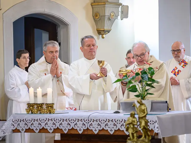 Oskar Strauss übernimmt den Dienst am Altar. | Foto: Bernhard Wieczorek