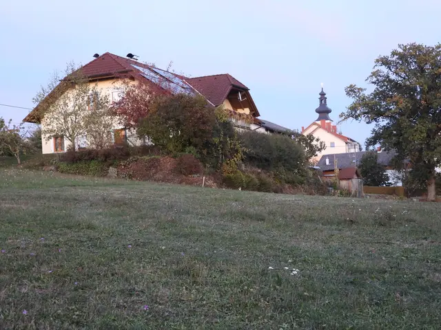Fünf Meter unterhalb der aufgeschütteten Böschung der Familie Riegler kann ein Wohnblock errichtet werden.  | Foto: Zinterhof